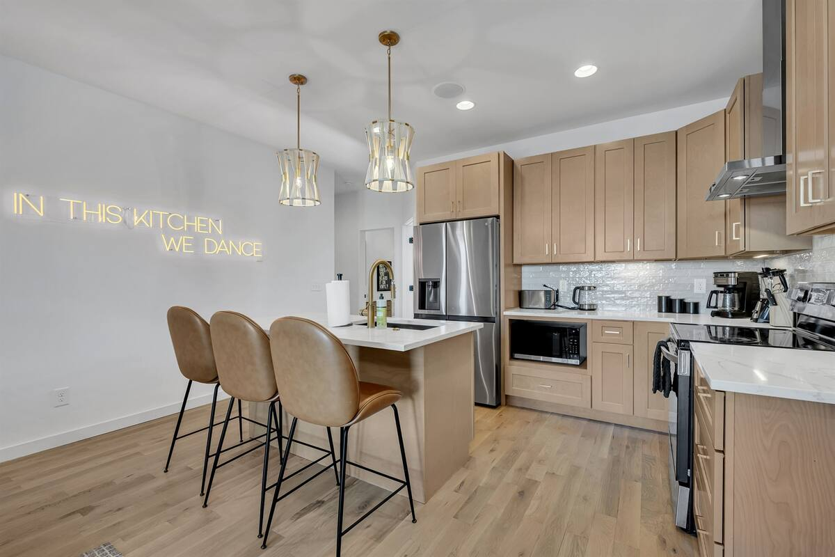 Ham 2 - Aerie-Rooftop Patio & Spa-Mins to Broadway! 30