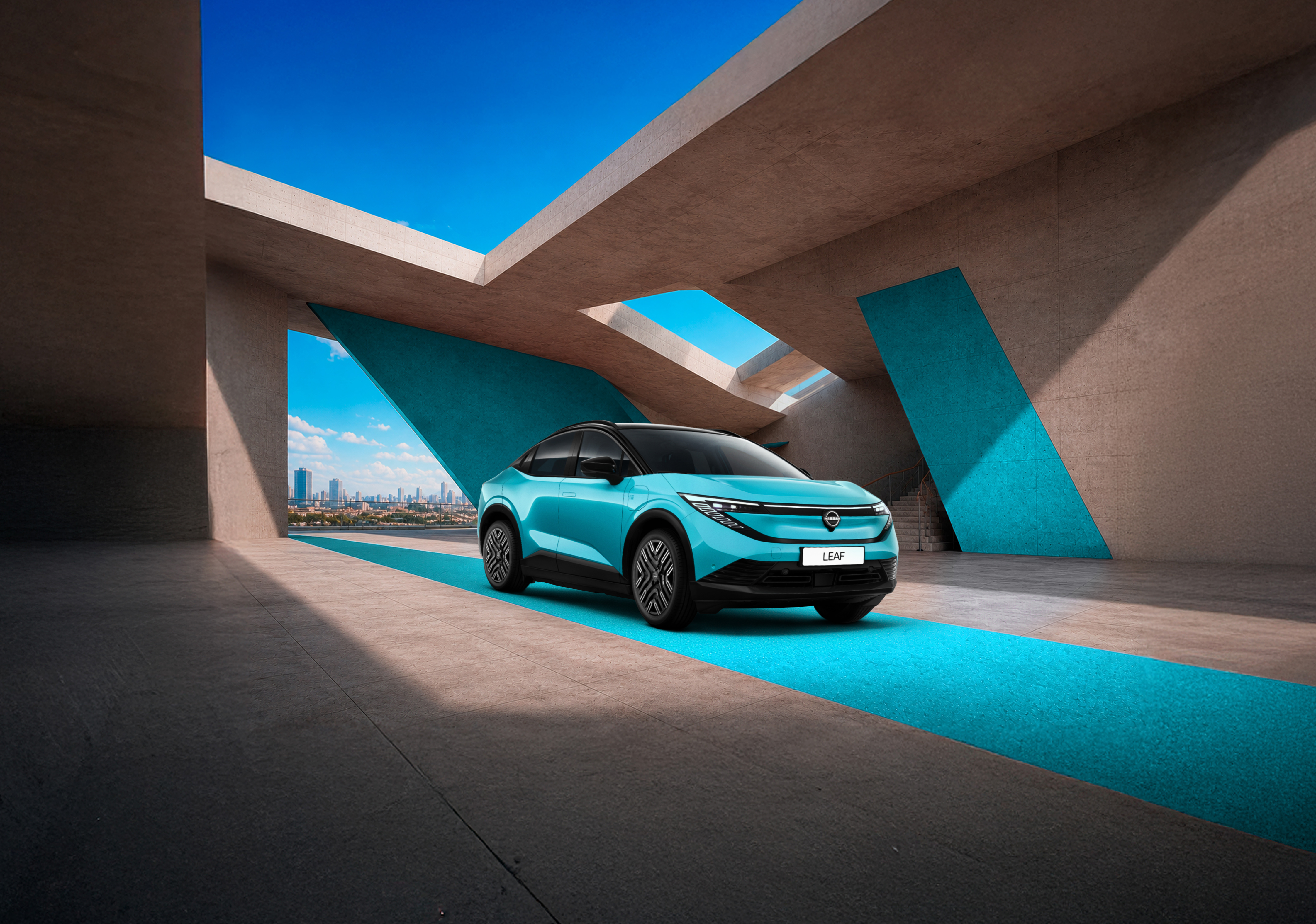 Nissan LEAF 100% électrique cyan dans une architecture béton