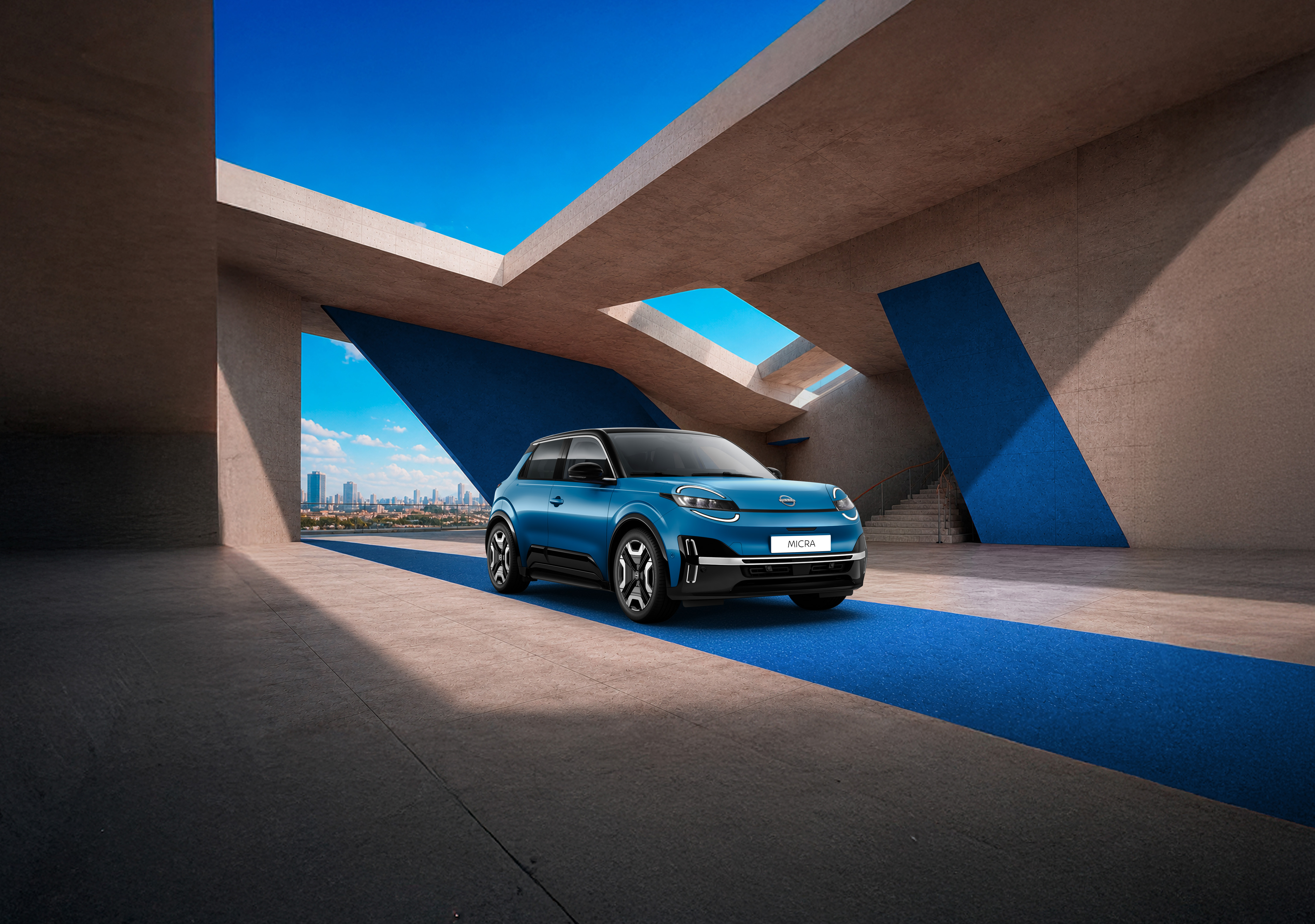 Nissan MICRA 100% électrique bleue dans une architecture béton