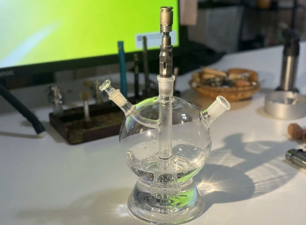 DynaVap HyperDyn with glass water pipe