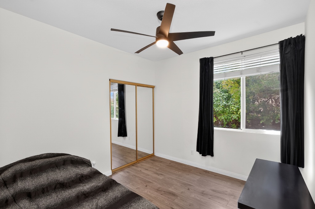 Secondary bedroom with modern decor