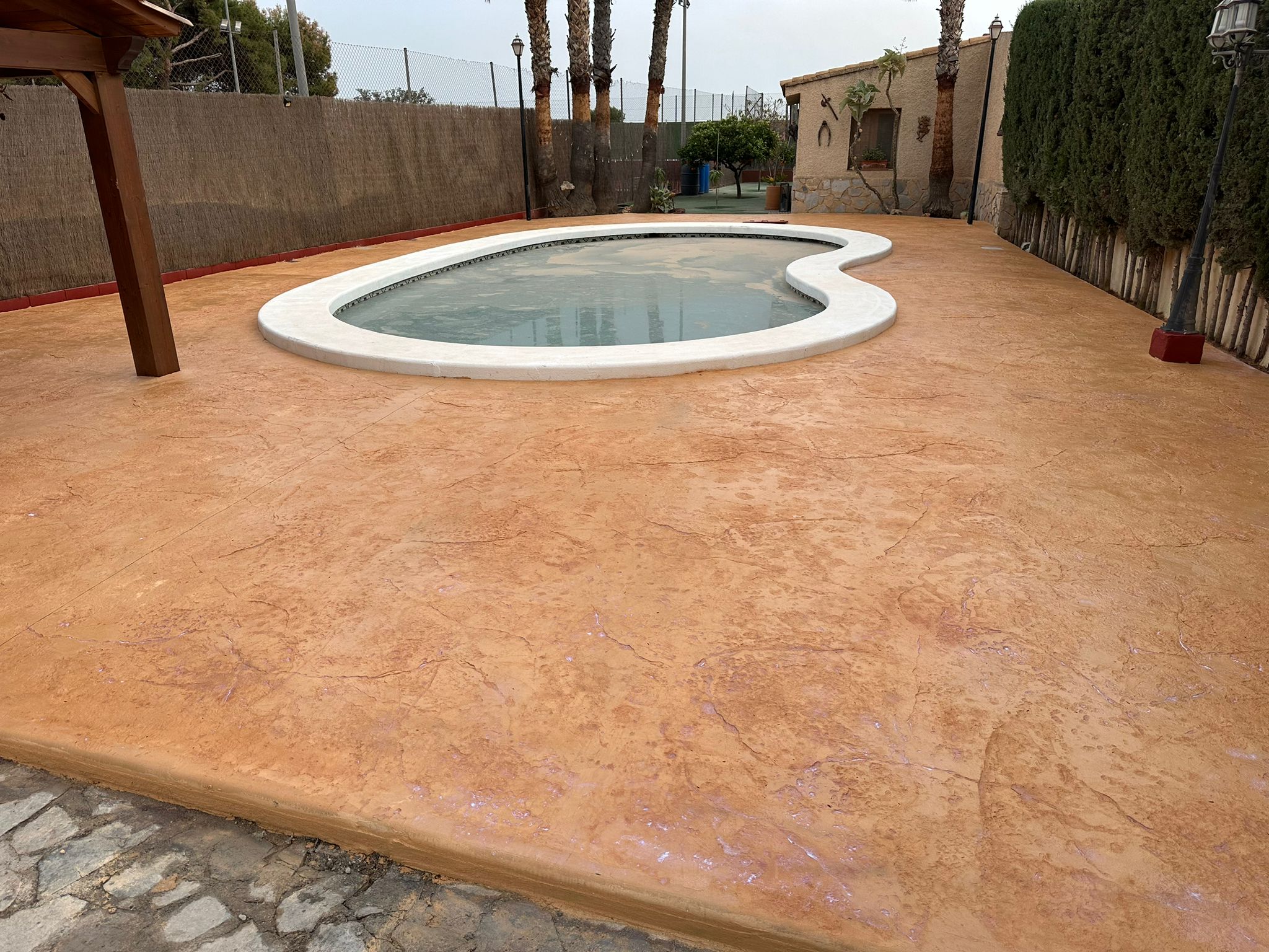 Patio de hormigón impreso en Murcia - hormigón estampado y fratasado