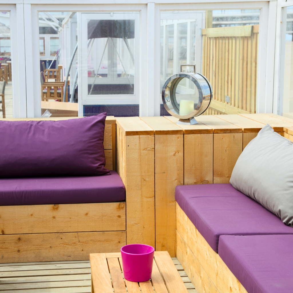 Buitenkussens op maat op houten loungehoek