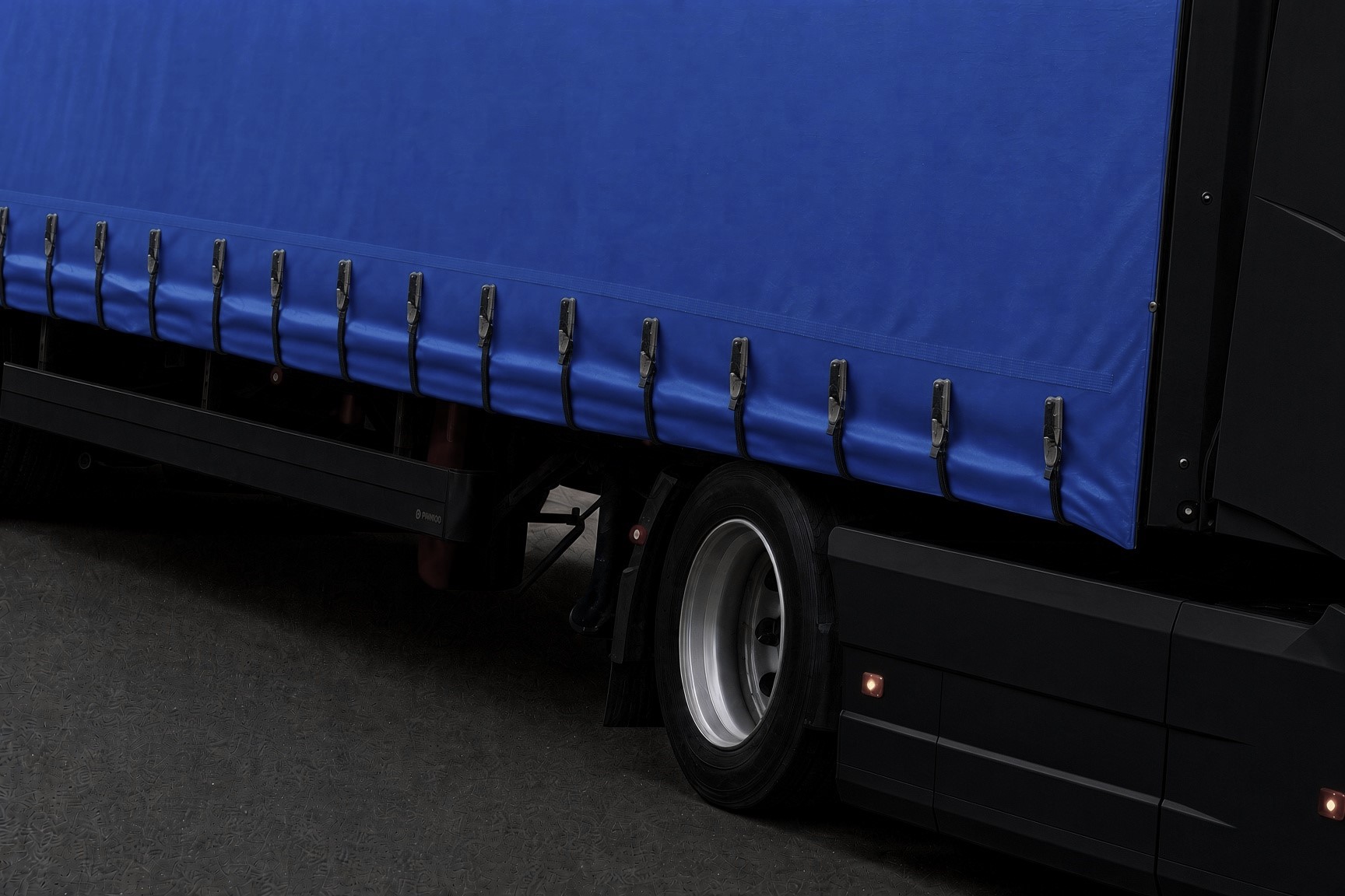 Vrachtwagen met blauw vrachtwagenzeil van Confecta