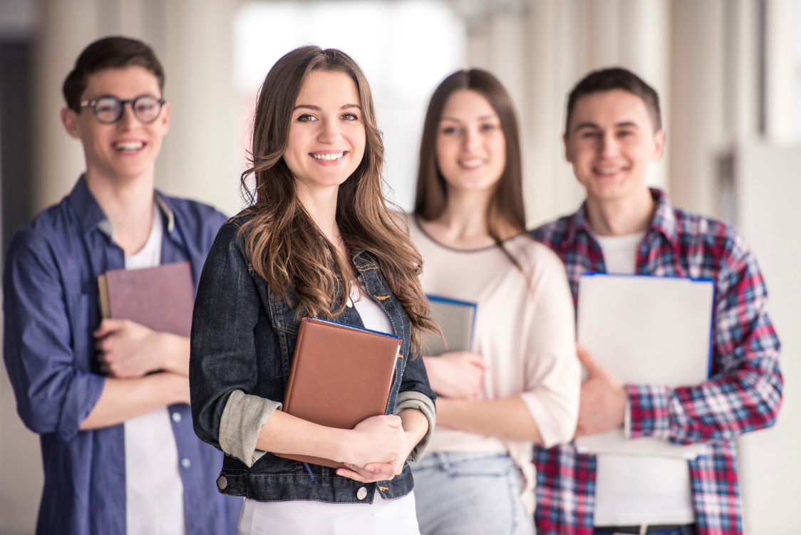 Μαθητές της Columbia School σε φωτεινό διάδρομο