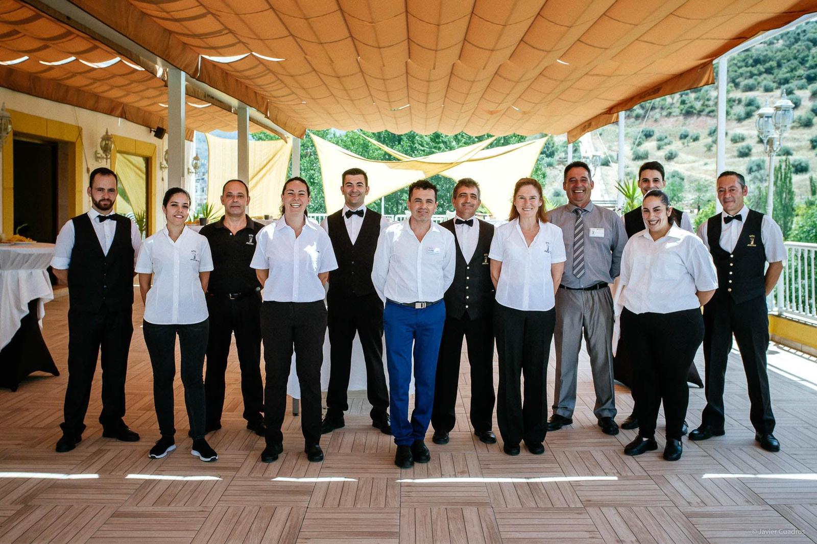 Equipo de hostelería de Javier Kanu en la terraza del establecimiento