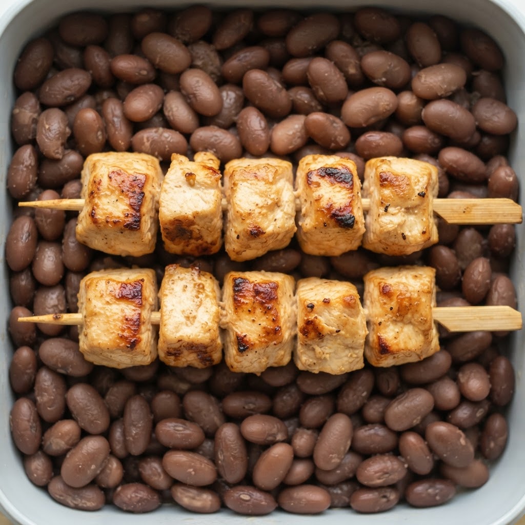 Brochetas de Pollo en Costra de Especias y Frijoles Salteados