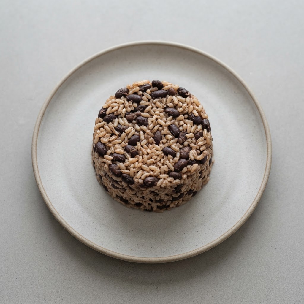 Timbal de Arroz Integral con Crujiente de Frijoles y Texturas de Grano