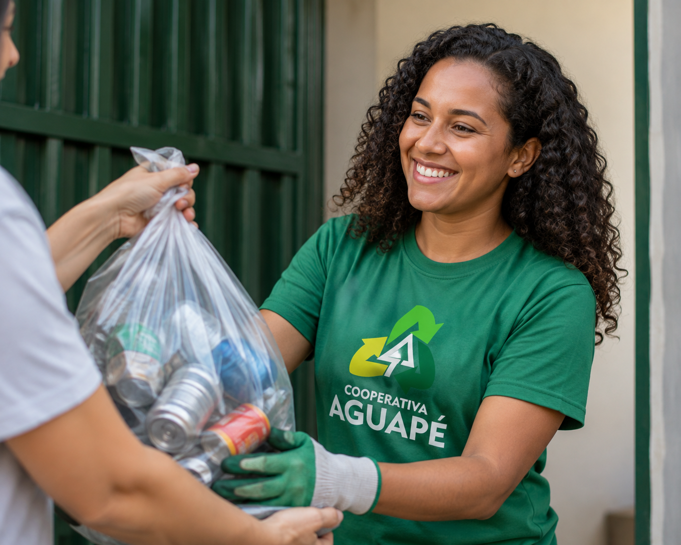 Moradora entregando recicláveis para a Cooperativa Aguapé