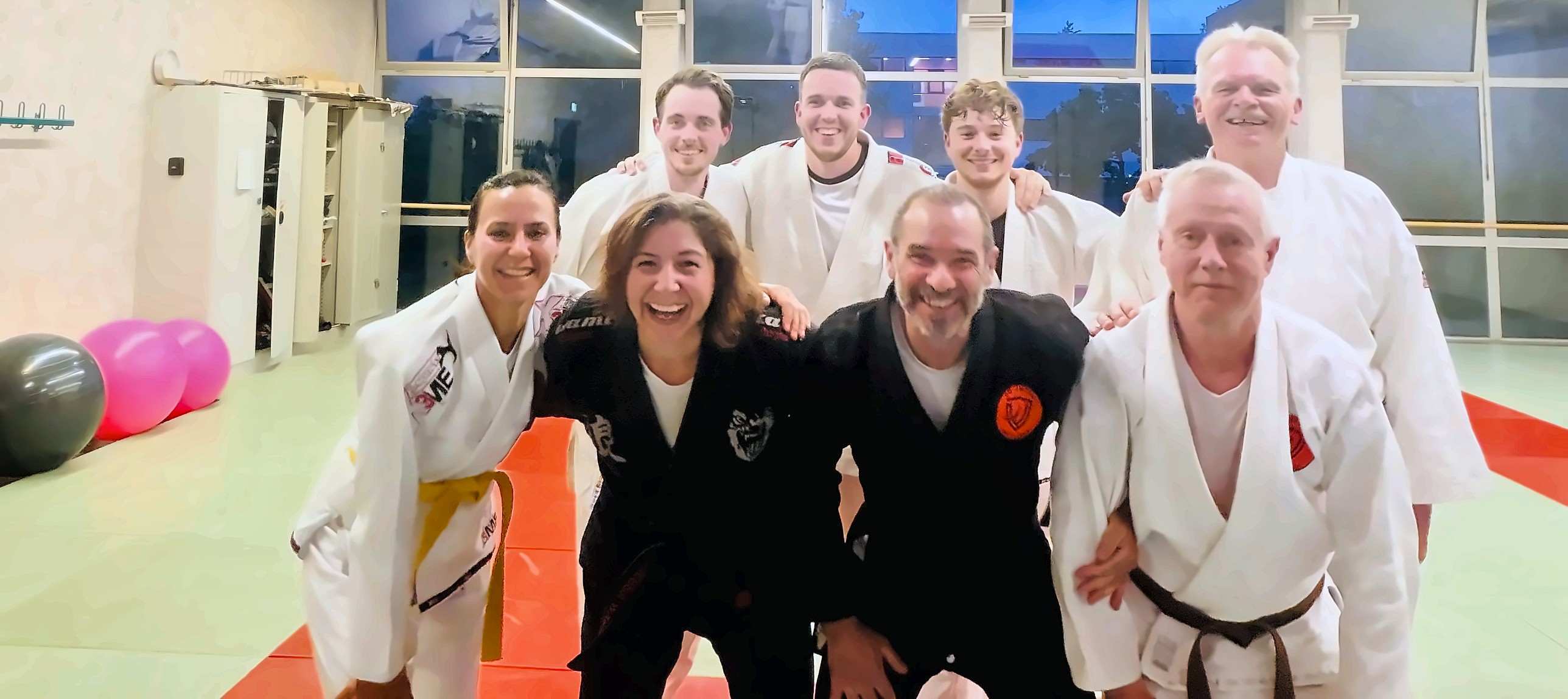 Gruppe von erwachsenen Ju-Jutsuka im Gi im Dojo der Carl-Schurz-Halle