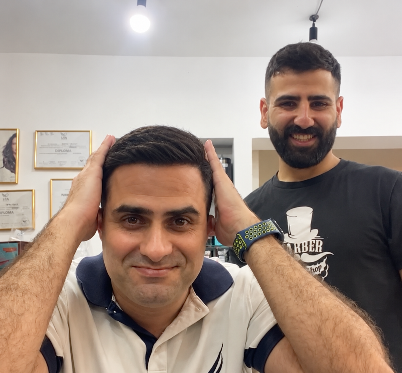 חיים זיתוני – מעצב שיער לגברים ומומחה ליחידות שיער, עם לקוח במספרה | HAIRMAN