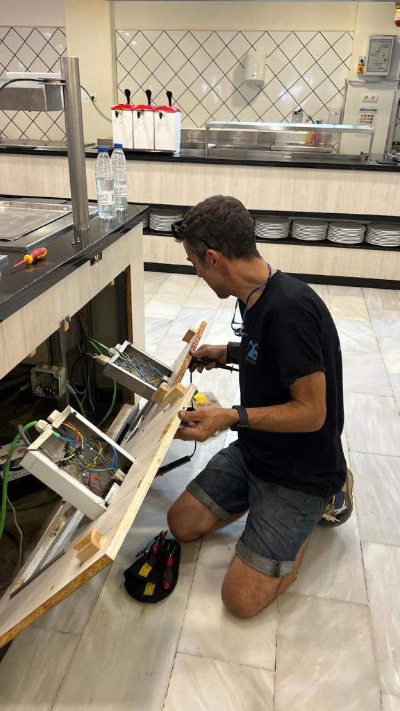 Reparación del cuadro eléctrico del bufet del restaurante Hotel Bahamas Ibiza