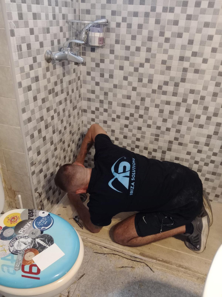 Desatasco de ducha en apartamento con máquina de serpentín