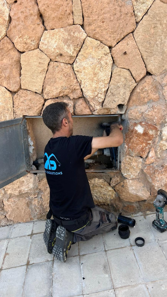Revisión de las tomas de fontanería exteriores empotradas en muro de piedra