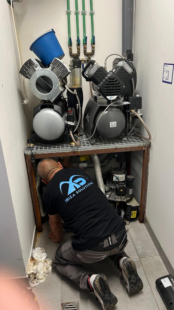 Técnico de Ibiza Solutions revisando la sala de máquinas de la villa en Vista Alegre Ibiza