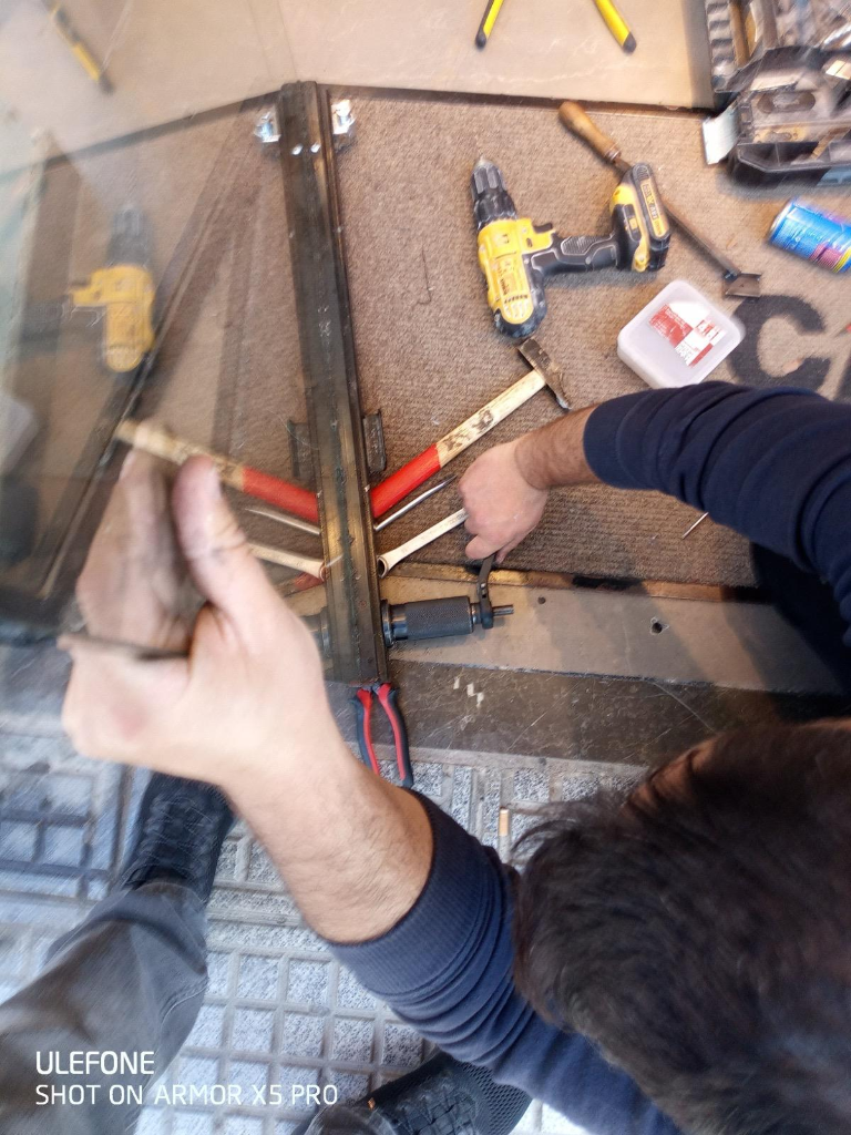 Detalle técnico de reparación de cerradura y mecanismo de puerta