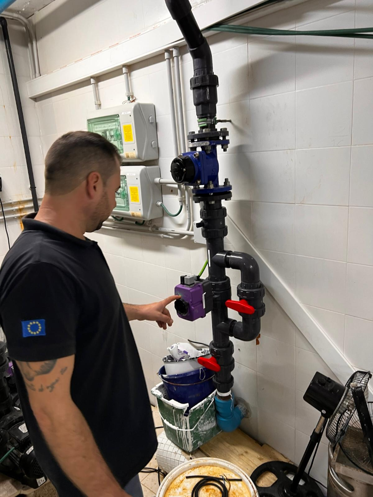 Técnico revisando instalación de fontanería en sala técnica del hotel Eurostars Ibiza