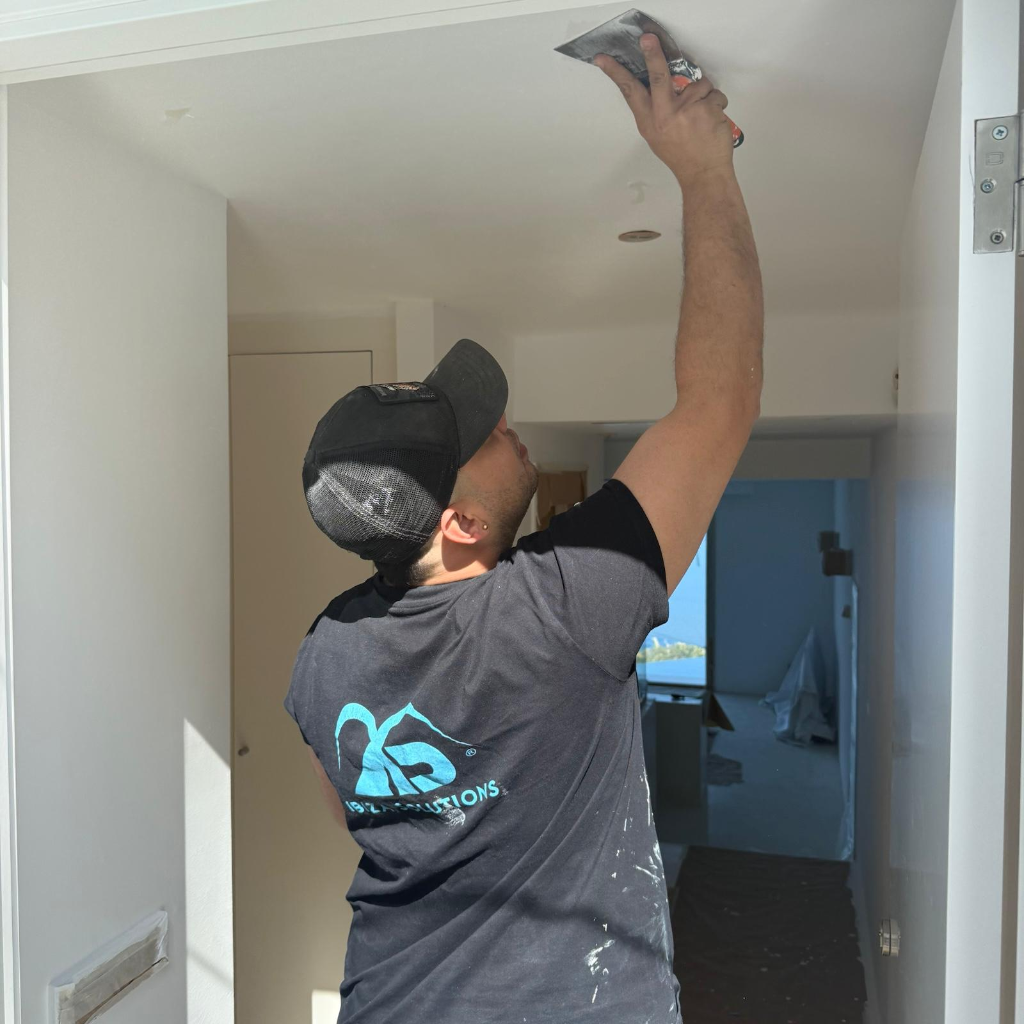 Repaso integral de pintura en villa: reparación de grietas y acabado blanco impecable
