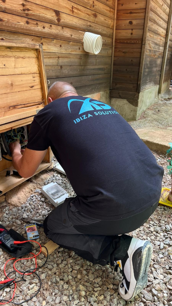 Electricista de Ibiza Solutions restaurando el suministro eléctrico en vivienda de madera