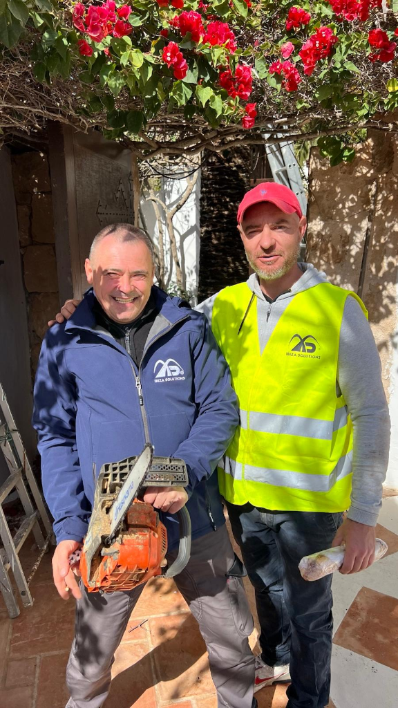 Técnicos de Ibiza Solutions posando con la propietaria tras salvación exitosa de palmeras