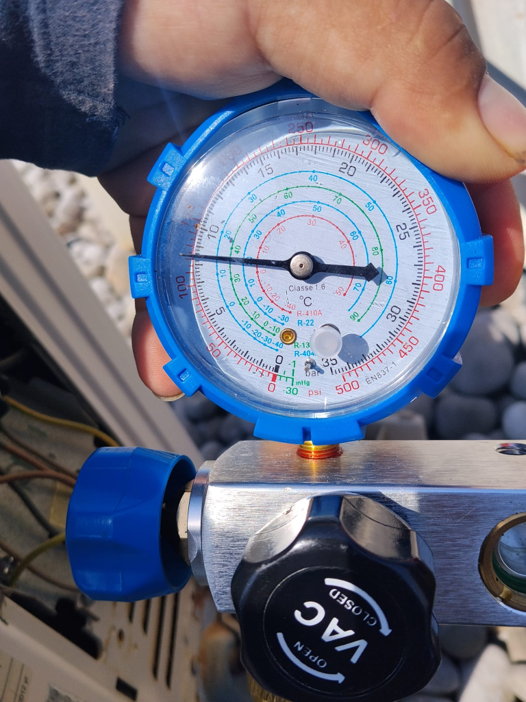 Verificación de presión de gas refrigerante R-410A en el split de Talamanca - manómetro marcando 120 psi estable