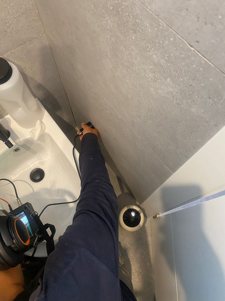 Detección de fuga con sensor acústico en suelo de baño