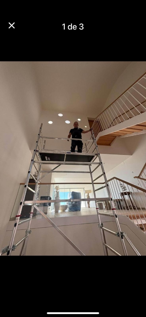 Instalación de focos empotrados en altura en villa Portinatx