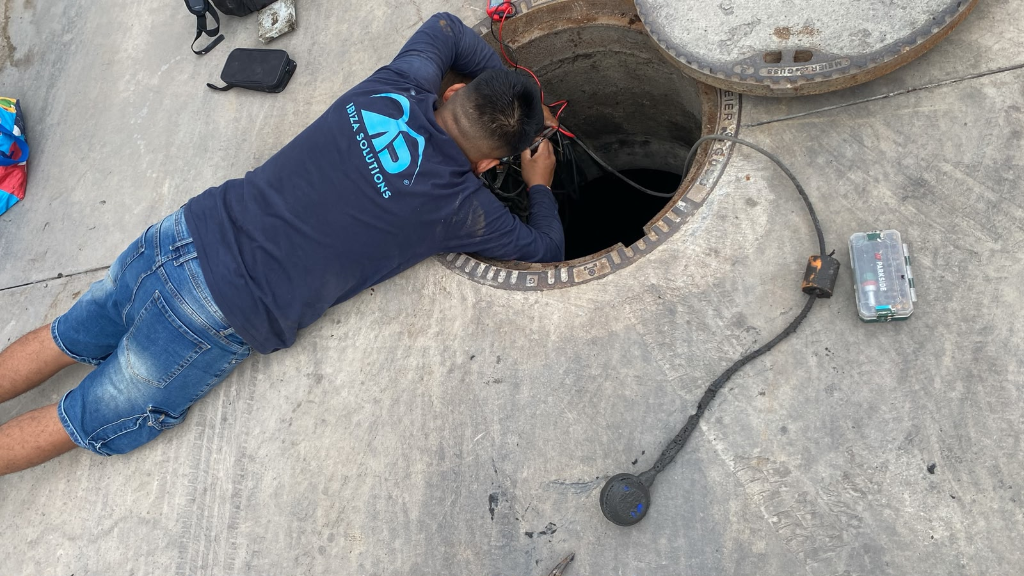 Técnico de Ibiza Solutions inspeccionando el depósito subterráneo del tren de lavado en El Elefante Azul Ibiza