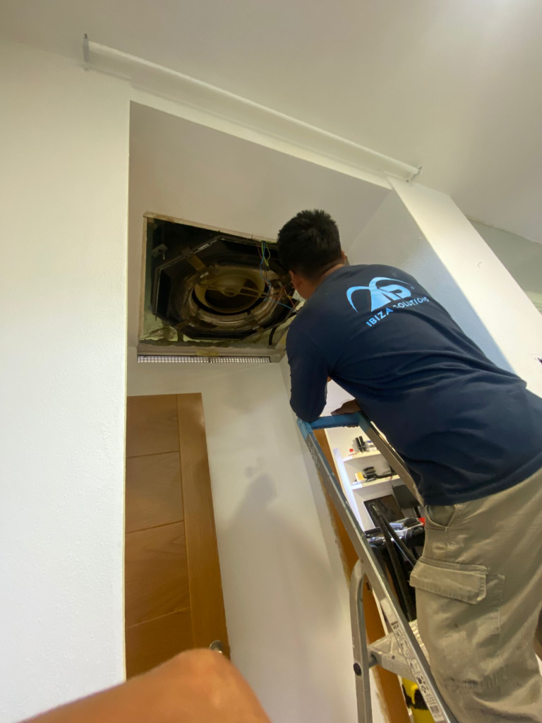 Reparación de aire acondicionado de cassette en vivienda de Ibiza