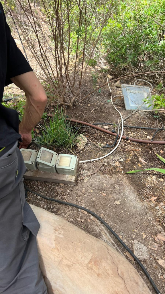 Reparación de enchufes y cableado eléctrico en jardín de Casa Rosada