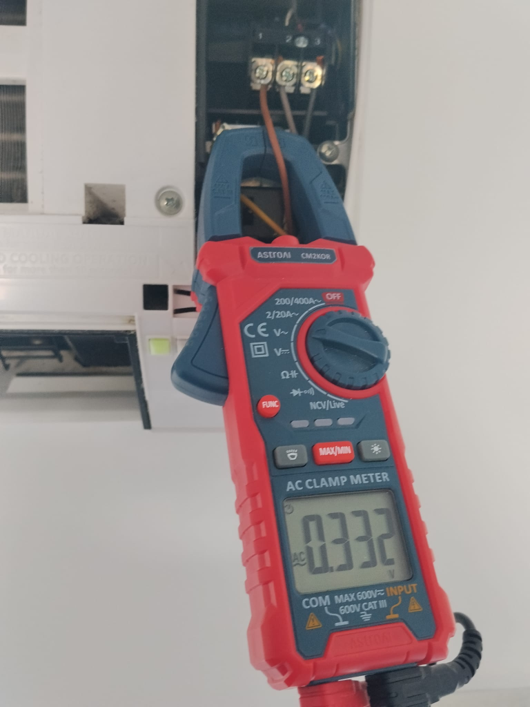 Medición de consumo eléctrico con pinza amperimétrica en el split de la casa adosada de Talamanca