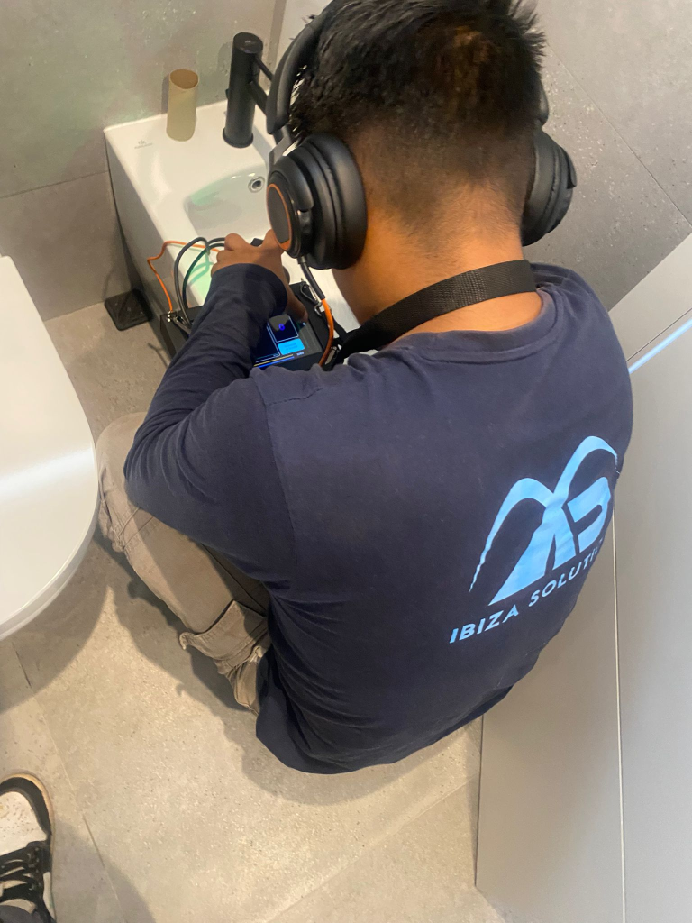 Técnico Ibiza Solutions con equipo de ultrasonido localizando rotura
