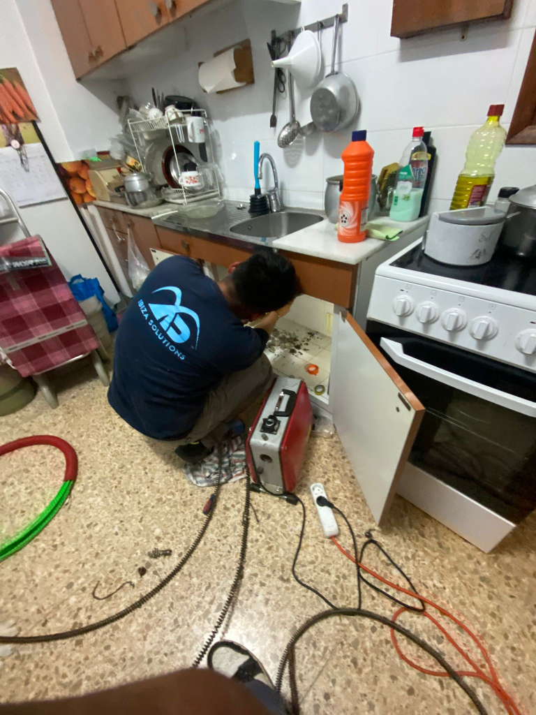 Atasco Total en Cocina: Trapo Extraído del Desagüe