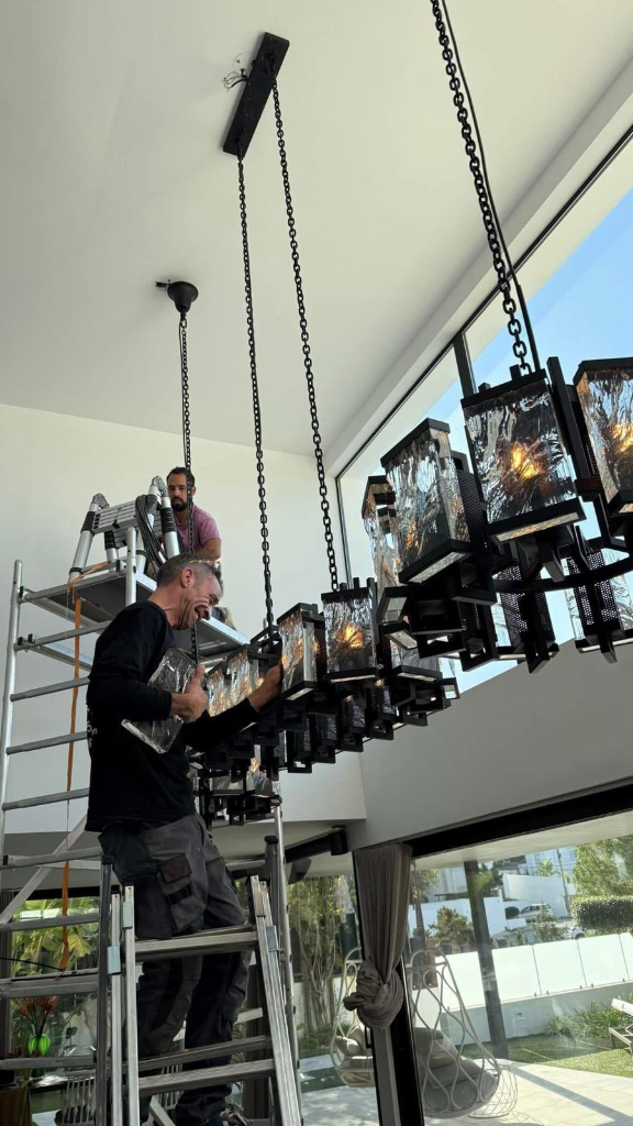 Instalación de lámparas decorativas pesadas con soportes de herrero en villa de Ibiza