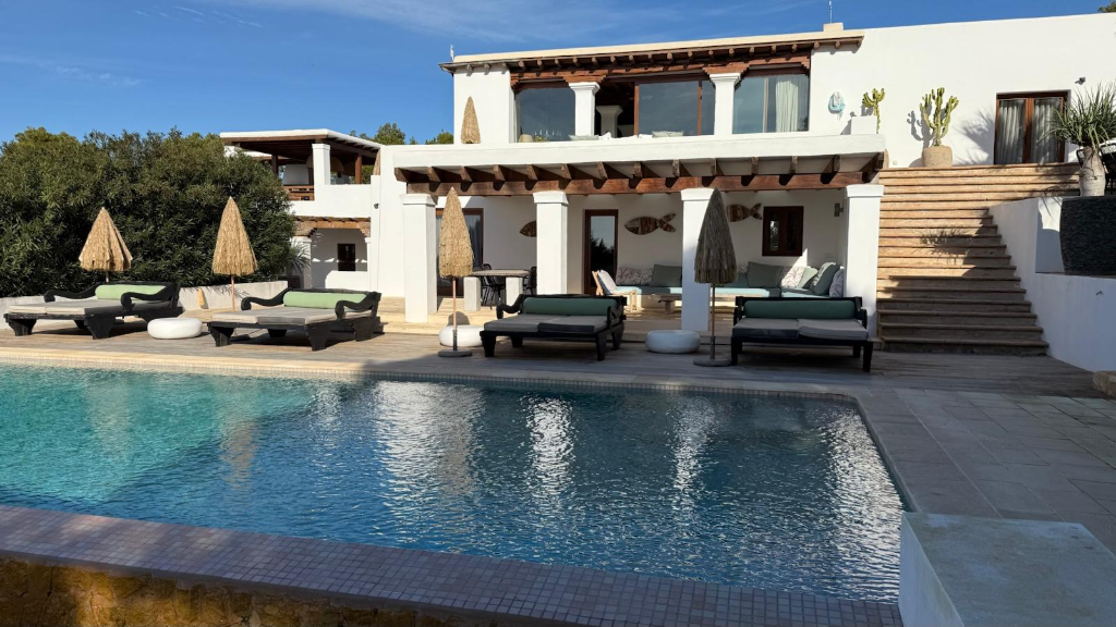Villa de lujo con piscina lista para temporada de verano