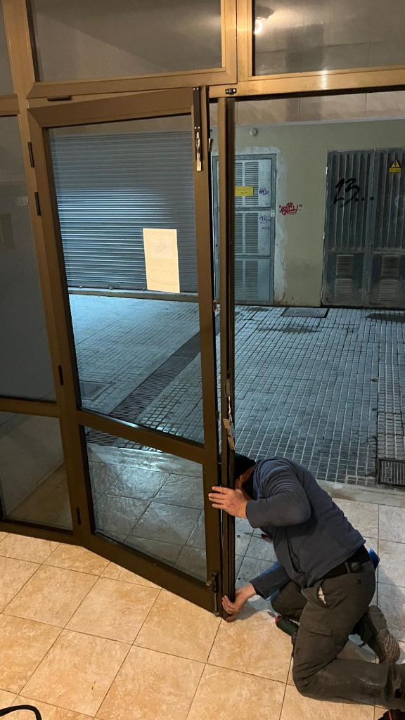 Profesional ajustando marco y desperfectos causados por vandalismo