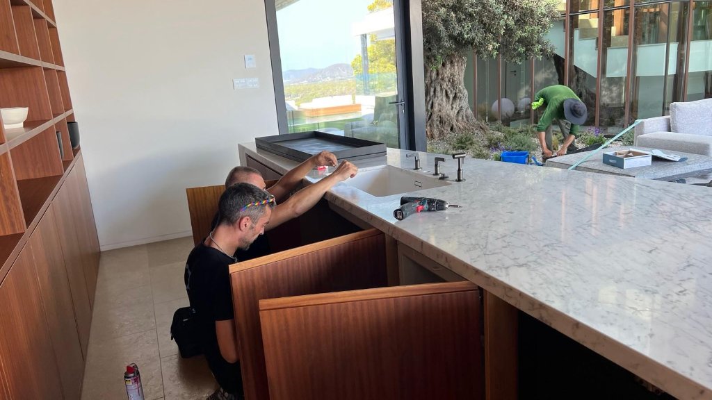 Equipo de Ibiza Solutions trabajando en la fontanería interior de la villa de lujo