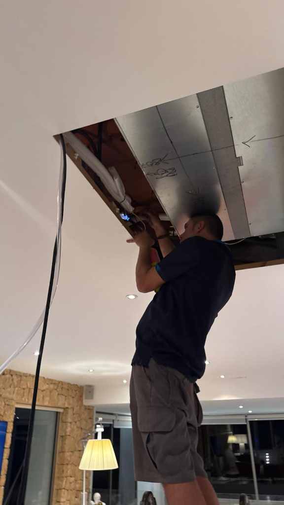 Instalación de conductos de aire acondicionado en techo de villa Ibiza