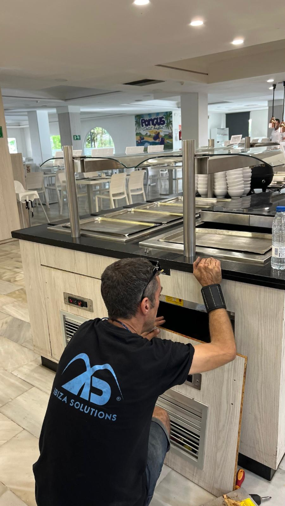 Técnico revisando el sistema eléctrico del bufet caliente en el Hotel Bahamas