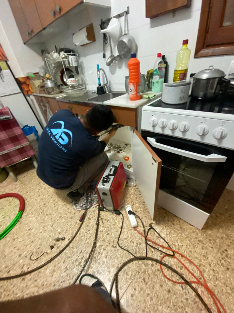 Ibiza Solutions realizando desatasco de cocina con maquinaria profesional