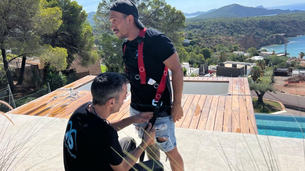 Trabajos en cubierta con arnés de seguridad en villa de la urbanización Vista Alegre