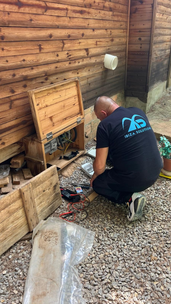 Casa de Madera Sin Luz: Avería Eléctrica Localizada y Reparada