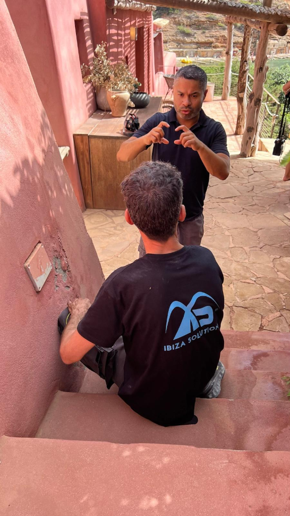 Reparación de instalación eléctrica exterior en Casa Rosada, Cala Salada