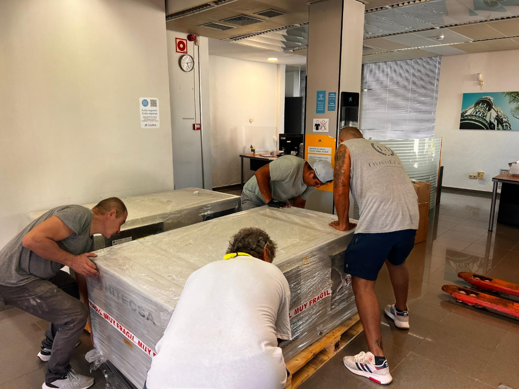 Equipo técnico instalando climatizador industrial en sucursal CaixaBank