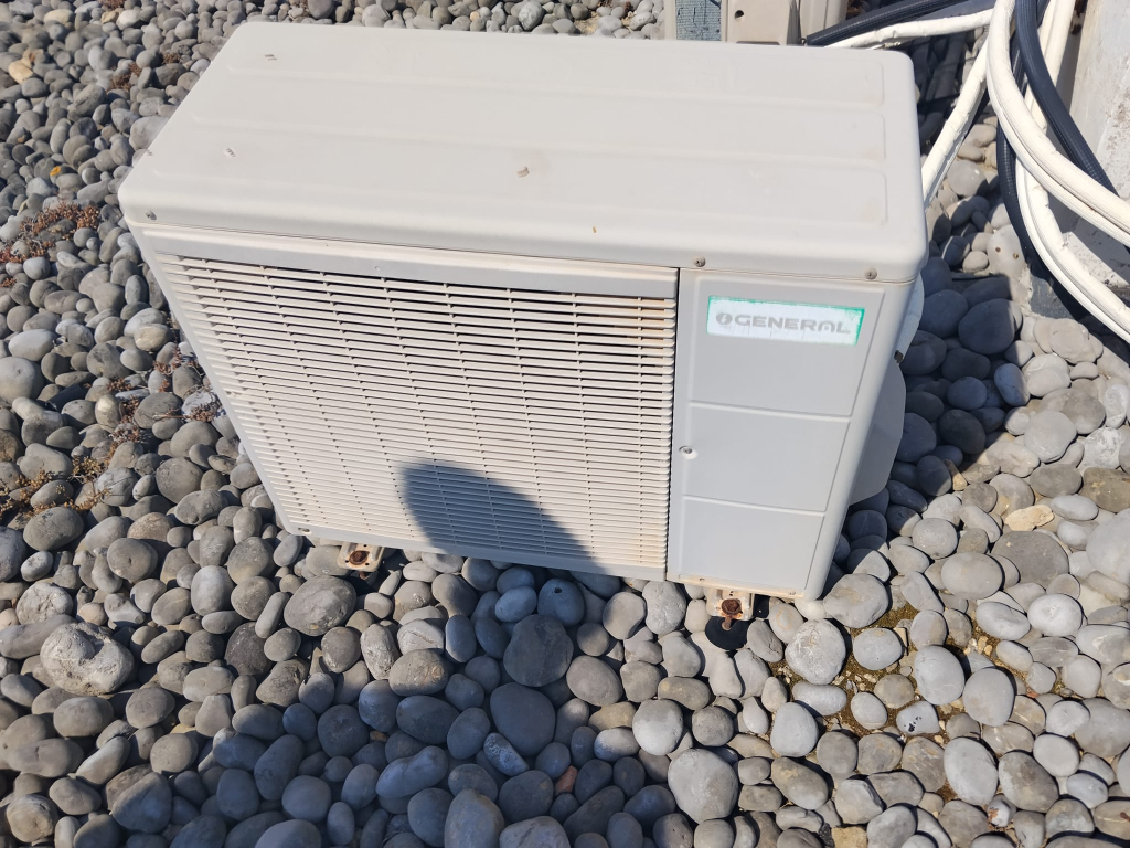 Unidad exterior de aire acondicionado marca General en casa adosada de Talamanca Ibiza