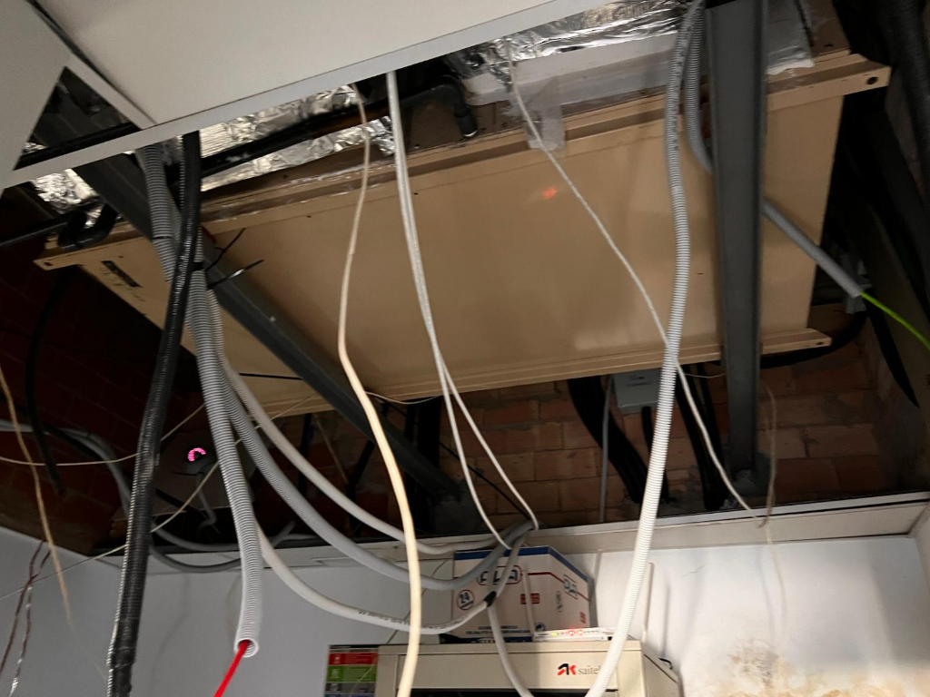 Instalación de conductos y conexiones sistema climatización industrial