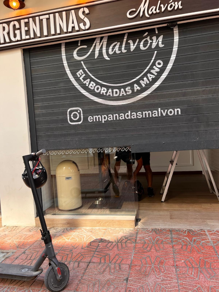 Persiana atascada en Malvón Empanadas