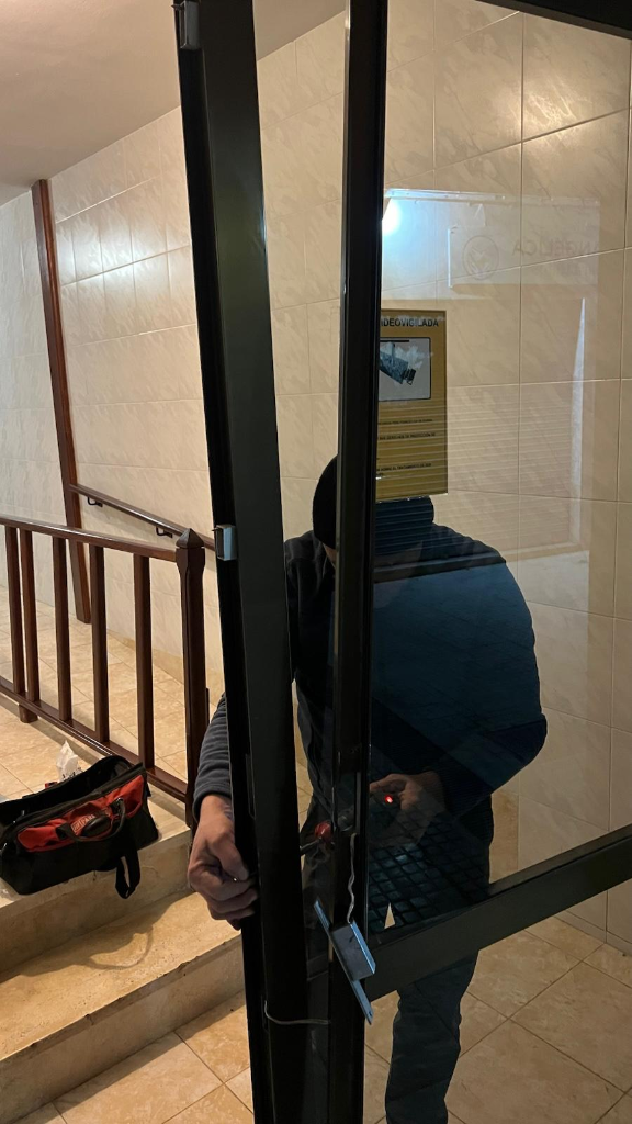 Reparación Puerta Portal Vandalismo Comunidad Vecinos Ibiza
