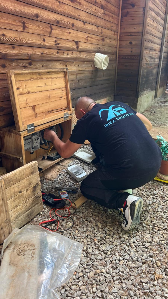 Reparación del sistema eléctrico del cuadro de distribución en casa de madera