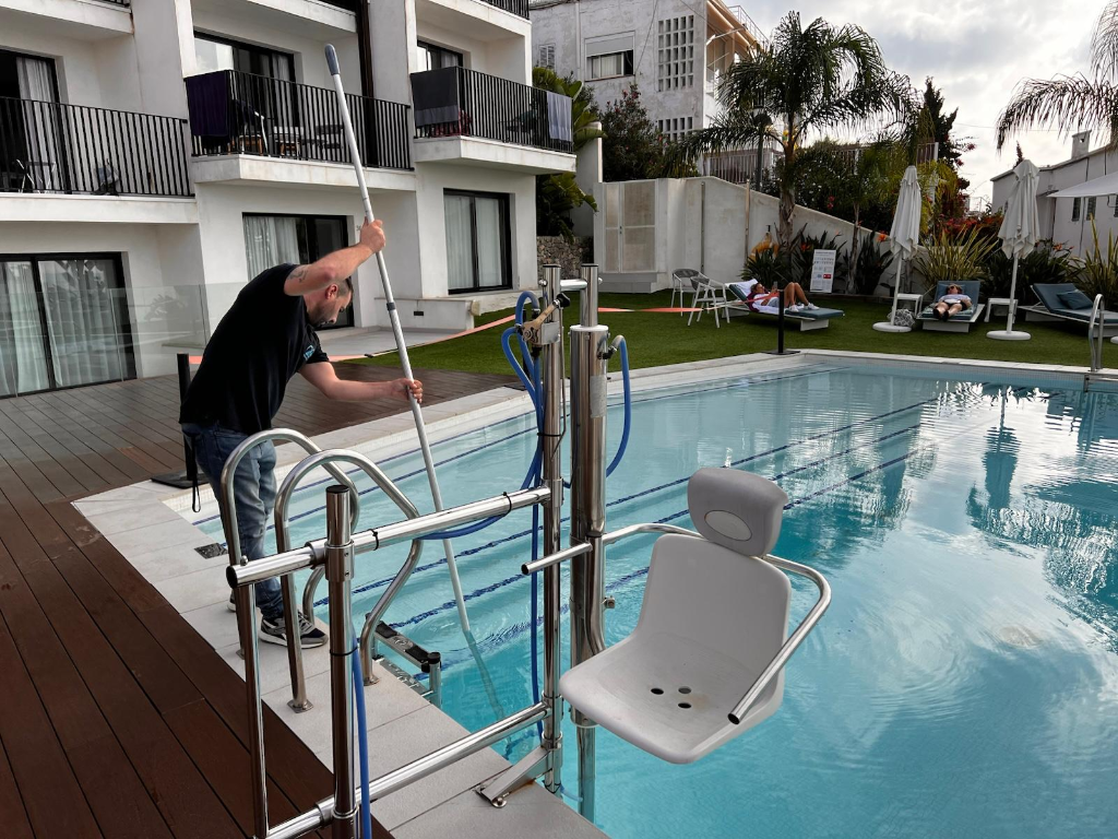 Técnico realizando mantenimiento de piscina en hotel Eurostars Ibiza
